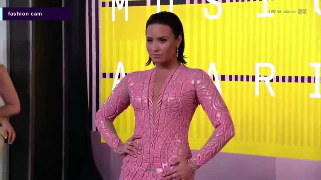 Demi Lovato VMA 2015 red carpet