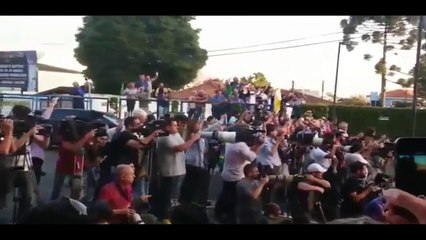 Zé Dirceu é recebido a gritos de ladrão e rojões ao chegar à PF em Curitiba