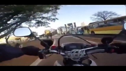 Policial de moto ganha pinote de ladrão em Brasilia