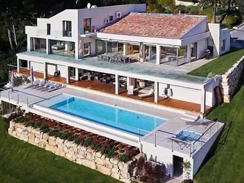 You Can See Large Ocean While You are Swimming in The Pool From This Cotemporary House!