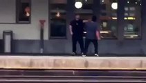 Un homme tombe sur la voie ferrée pendant une bagarre au moment ou le train passe