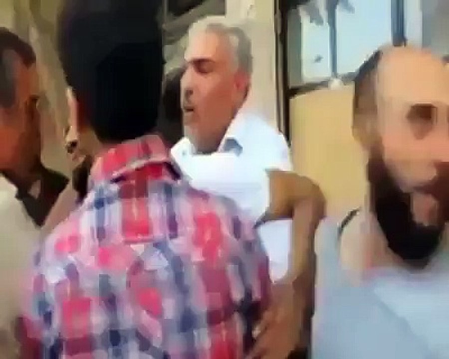 مؤثر جدا :'( :  أب سوري اعتقد أن ابنه استشهد بمجزرة الغوطة وبعد أيام وجده حيا ... شاهد ردة فعله :'(