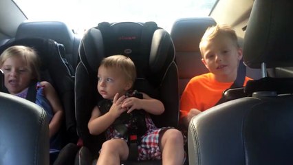 Un bébé danse sur sa chanson préférée - Fireball de Pitbull!