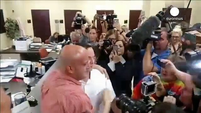 Kentucky county issues gay marriage licences after clerk’s jailing