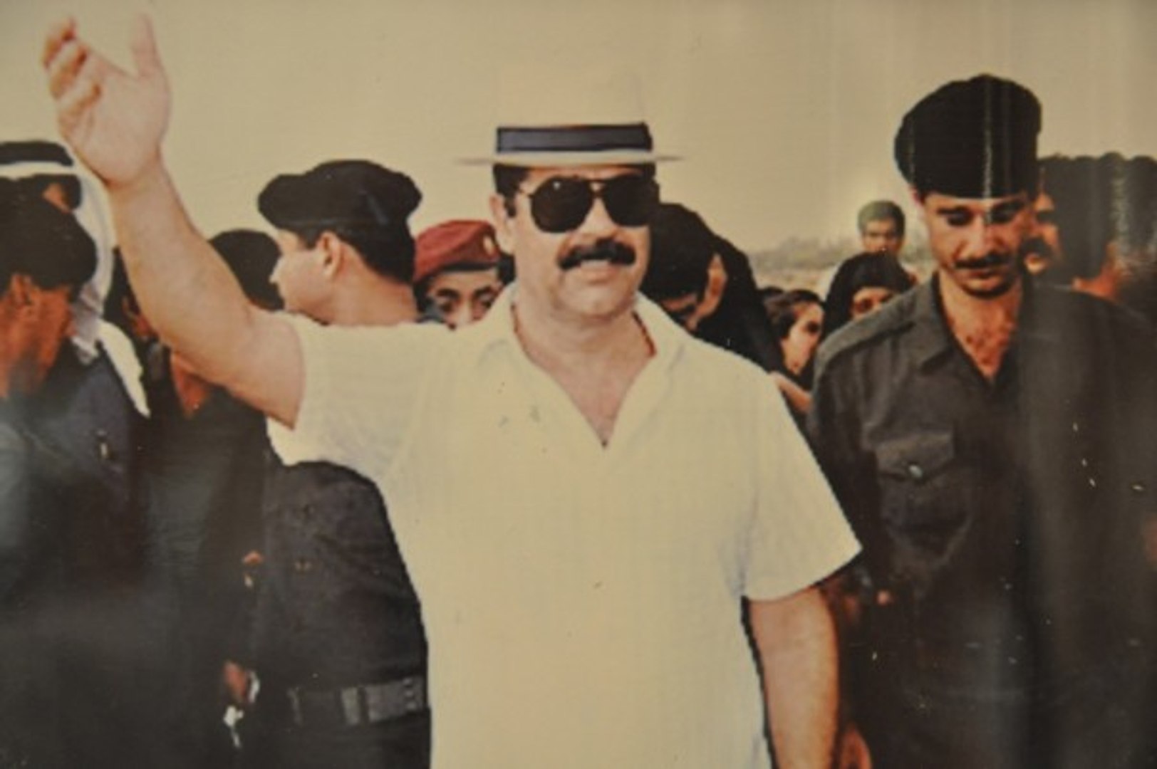 صدام حسين كيف يصف العراقيين في اجتماع مع القوات المسلحة العراقية Saddam  Hussein - فيديو Dailymotion