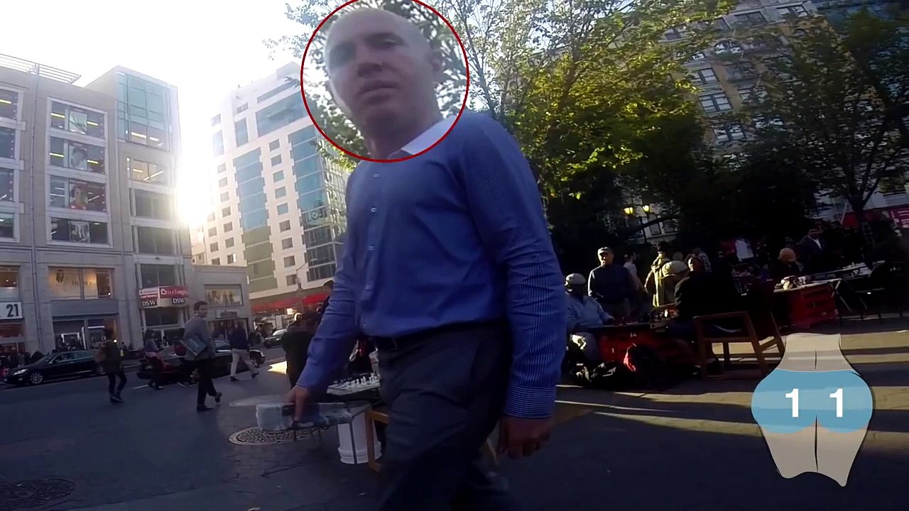 Elle cache une caméra sur ses fesses et se rend compte qu'absolument tout le monde les regarde!