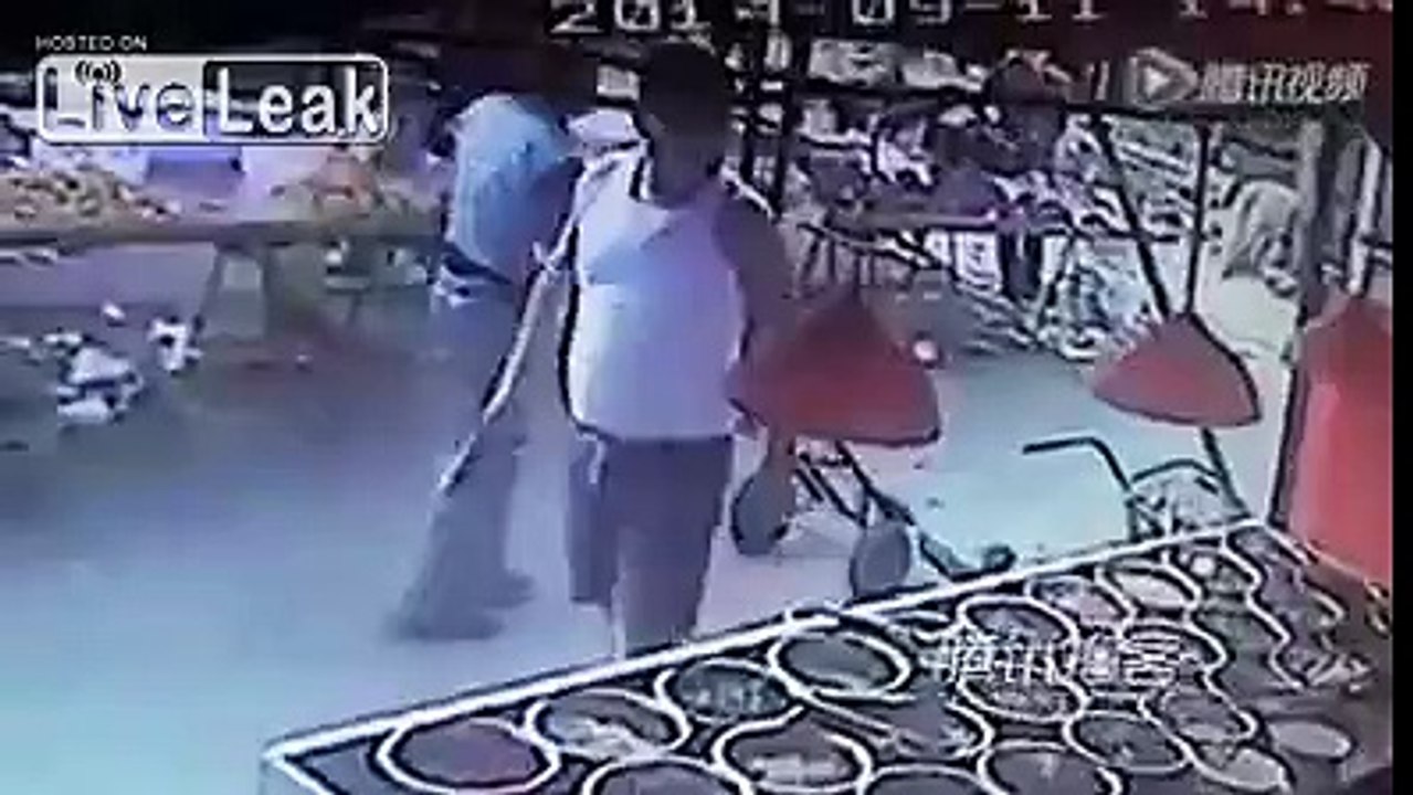 Vendor stabbed in belly by man asking for 50,000 yuan compensation