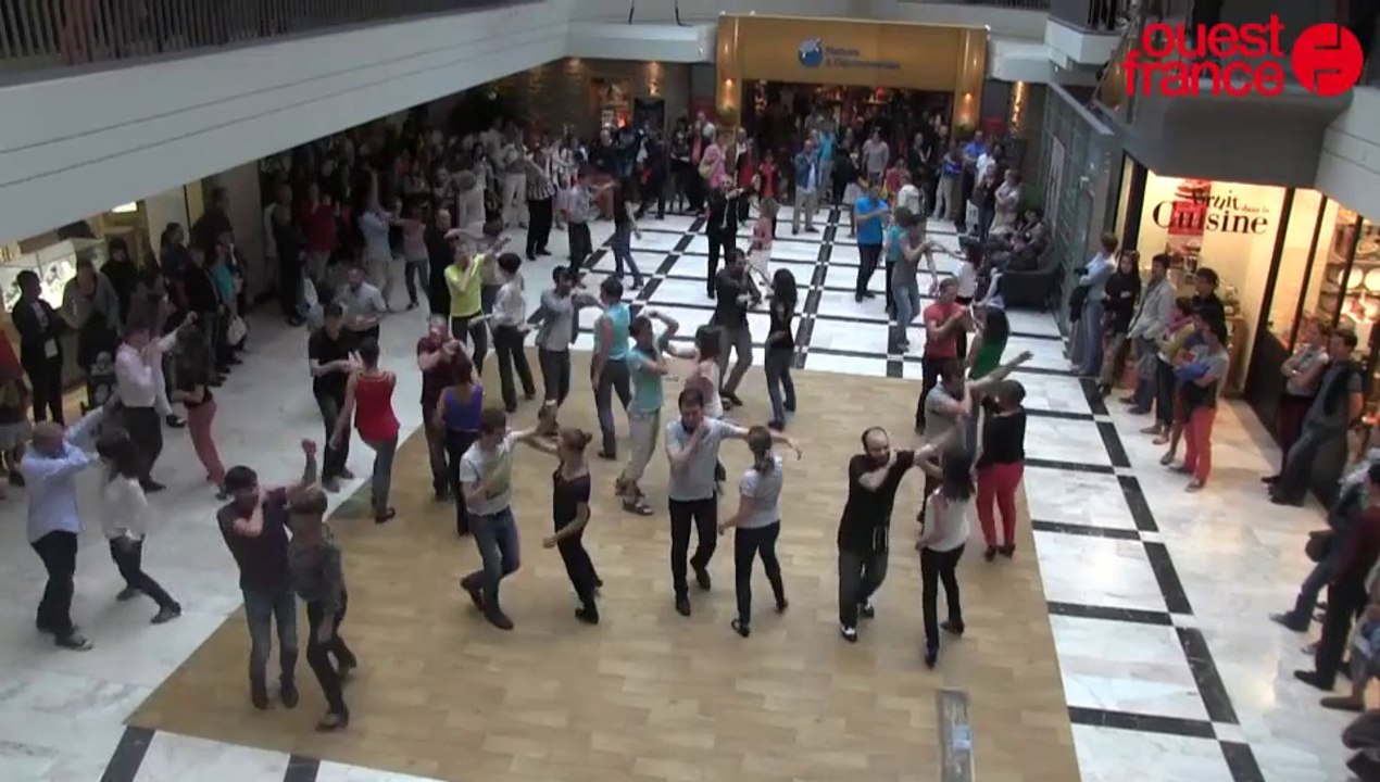 Rennes : flashmob surprise au centre Colombia