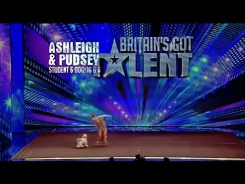 Incredibile quello che fa questa ragazza con il suo cane