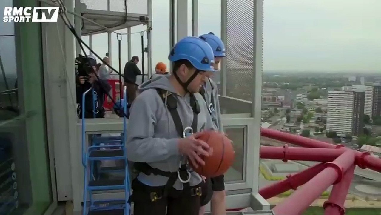 Ils marquent des paniers de 80 mètres de haut… de dos !