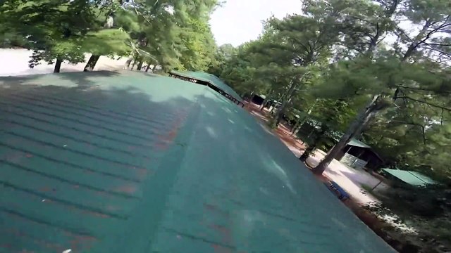 Pilote de drone surdoué. Démo impressionnante de pilotage de drone à grande vitesse