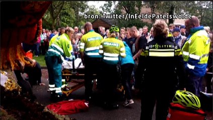 Vrouw glijdt uit bij bloemencorso en breekt enkel onder praalwagen - RTV Noord