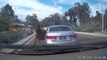 Une femme saute de sa voiture en marche et provoque un gros accident