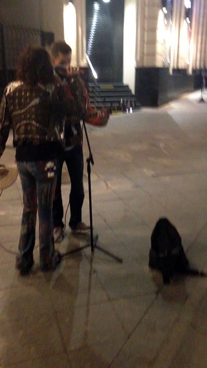 Quand le chanteur d'Aerosmith Steven Tyler vient chanter avec un musicien de rue à Moscou....