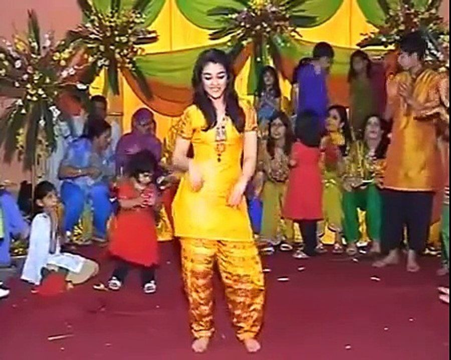Amazing desi girl danceing with hots steps