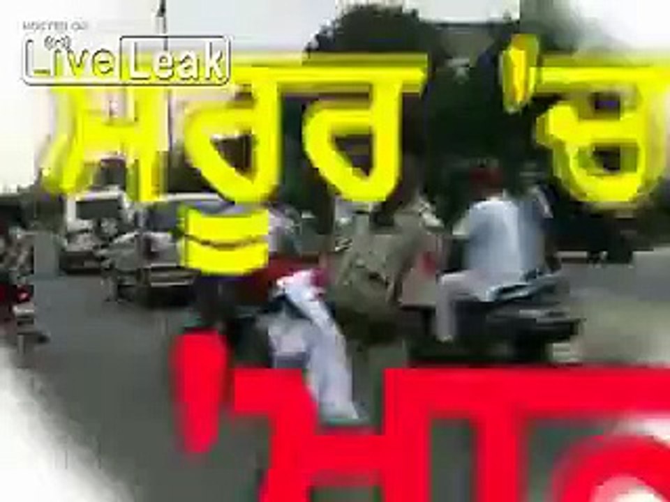 Drunken Constable of Punjab Police Dancing on Road