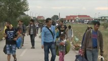 آلاف اللاجئين يتدفقون من المجر إلى الحدود النمساوية