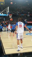 Quand Evan Fournier facile met un panier à une main