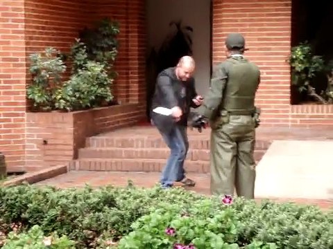 Arrestation d'un homme avec un couteau