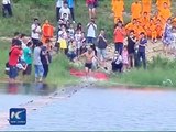 راهب صيني يمشي لمسافة 125 متراً على المياه