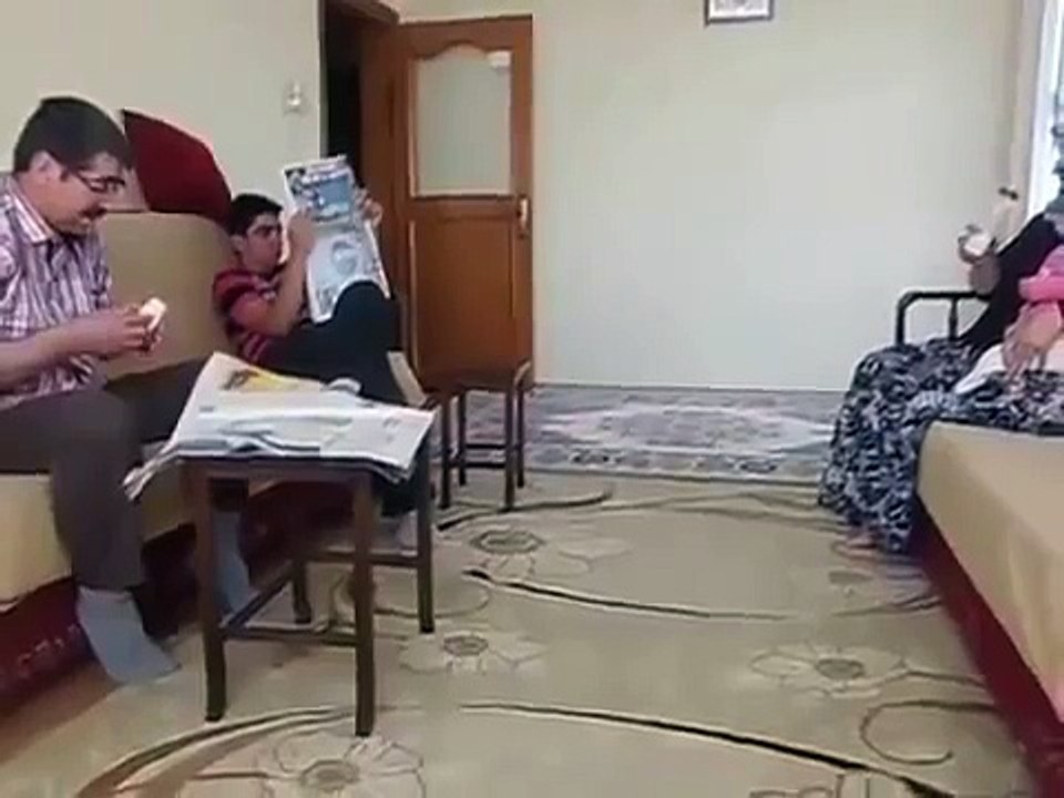 Kadının Yaptığı Çaydanlık Şakası ve Kalçasına Yediği Çaydanlık!