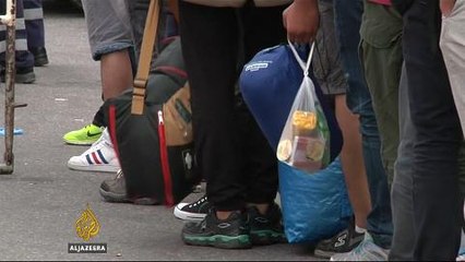 Refugees arriving in Munich met by welcoming crowds