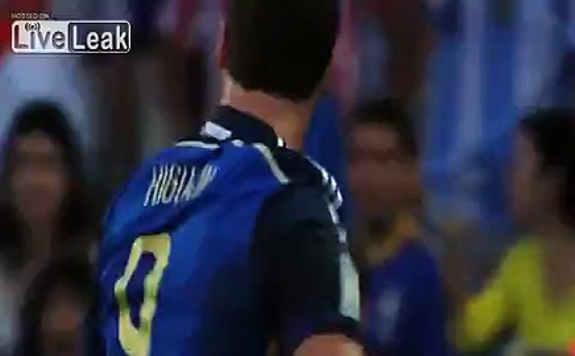 Neuer penalty on Higuain ignored by Italian referee