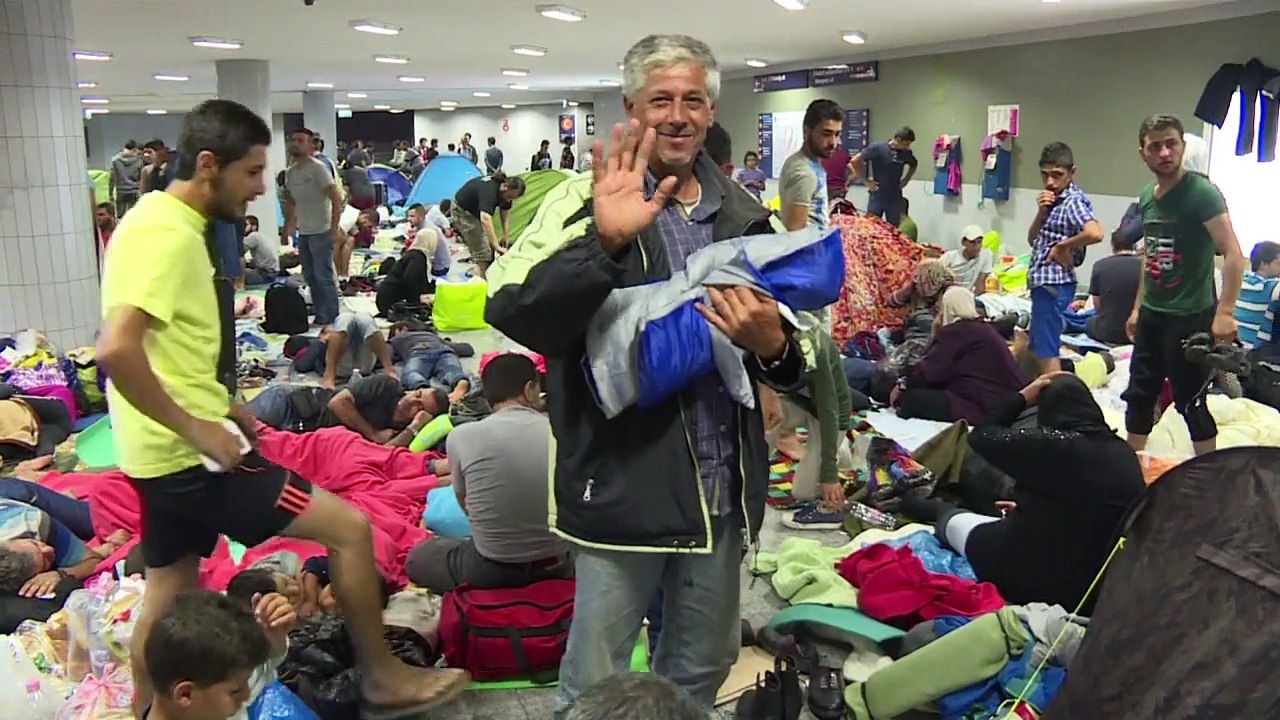 Ungarn fährt Flüchtlinge mit Bussen nach Österreich