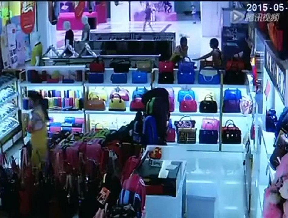 Do not leave children alone in mall