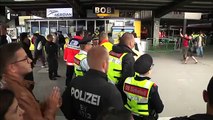 Des réfugiés accueillis sous les applaudissements en Allemagne