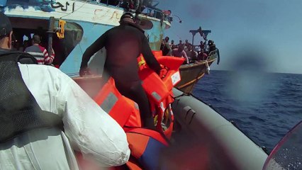 Download Video: Migrants : la marine nationale vient en aide à 327 naufragés