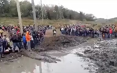 lanh lung nghe dien thoai khi suyt bi xe dam