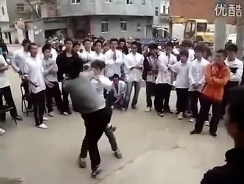 Wing Chun Girl vs Kung Fu Girl (Real Street Fight)