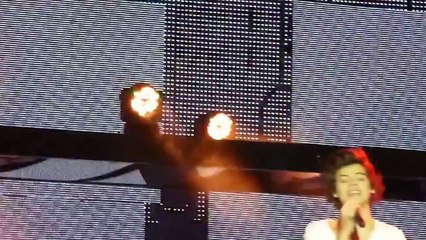 One Direction - Teenage Dirtbag (Louis forgets lyrics!) Cardiff 02.02.2013