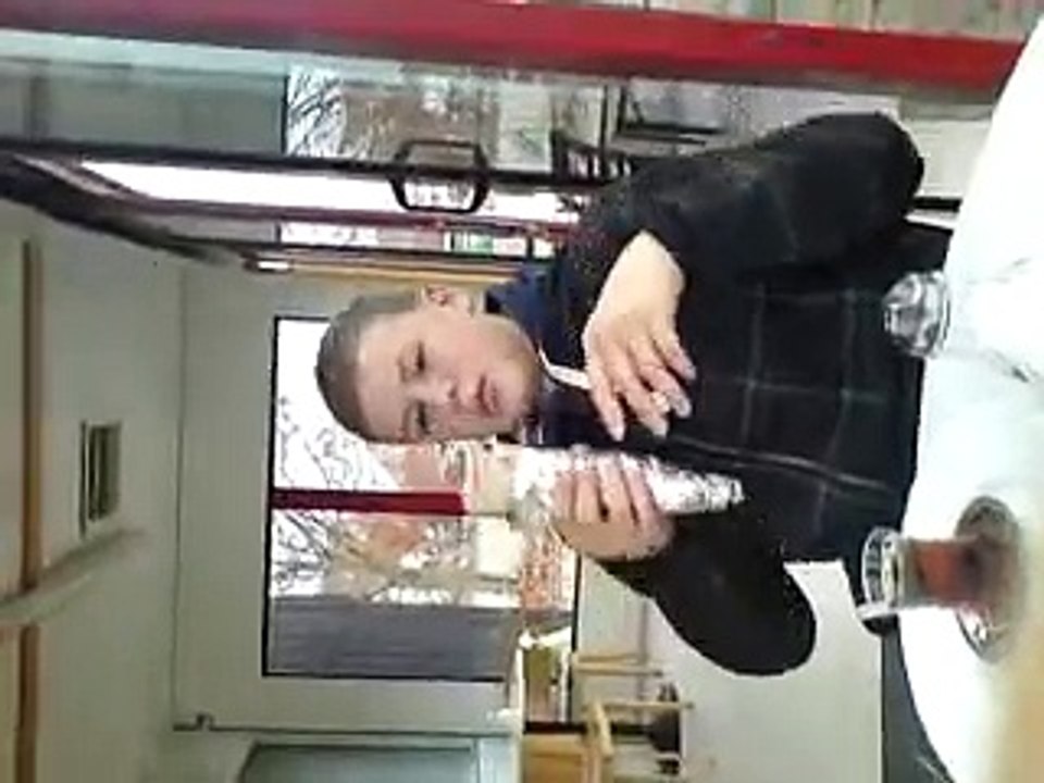 Russe frisst döner mit extreme viel scharf xD