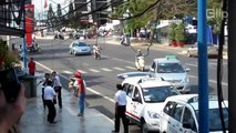 Foreigners enjoy rotating clip two Vietnamese taxi drivers fighting