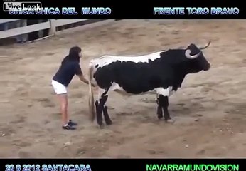 Cesur Kız Boğayı Bakın Nasıl Sakinleştiriyor
