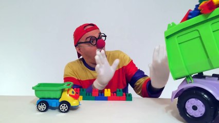 Çocuklar için eğlenceli film - Palyaço Dima yapı taşlarıyla oynuyor