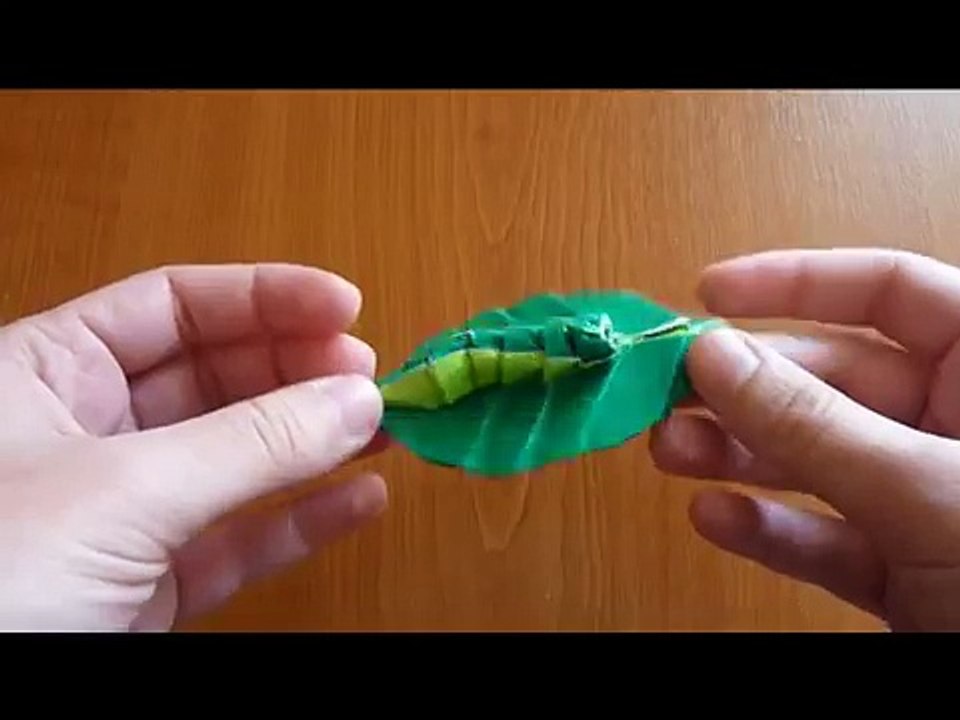 Origami caterpillar on a leaf (part 1/2)