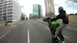 Un équilibriste en moto se fait faucher par une voiture