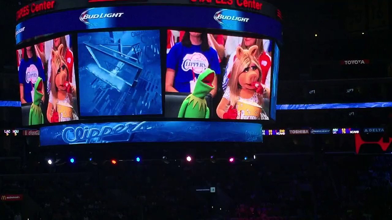 Miss Piggy Assaults Kermit on the Kiss Cam