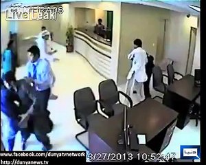 下载视频: Karachi Armed Bank Robbery - Brave Security Guard Fought off the robbers and got shot in the process