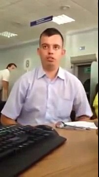 Парень пришел просить кредит у банка