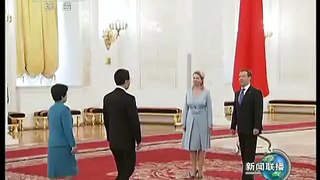 胡锦涛出席俄罗斯总统举行的欢迎仪式 向无名烈士墓献花圈