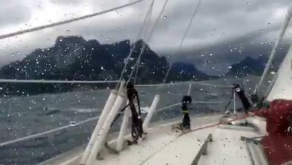 Vidéo de notre approche de la chaîne montagneuse des Lofotens qui sortent de la grisaille!