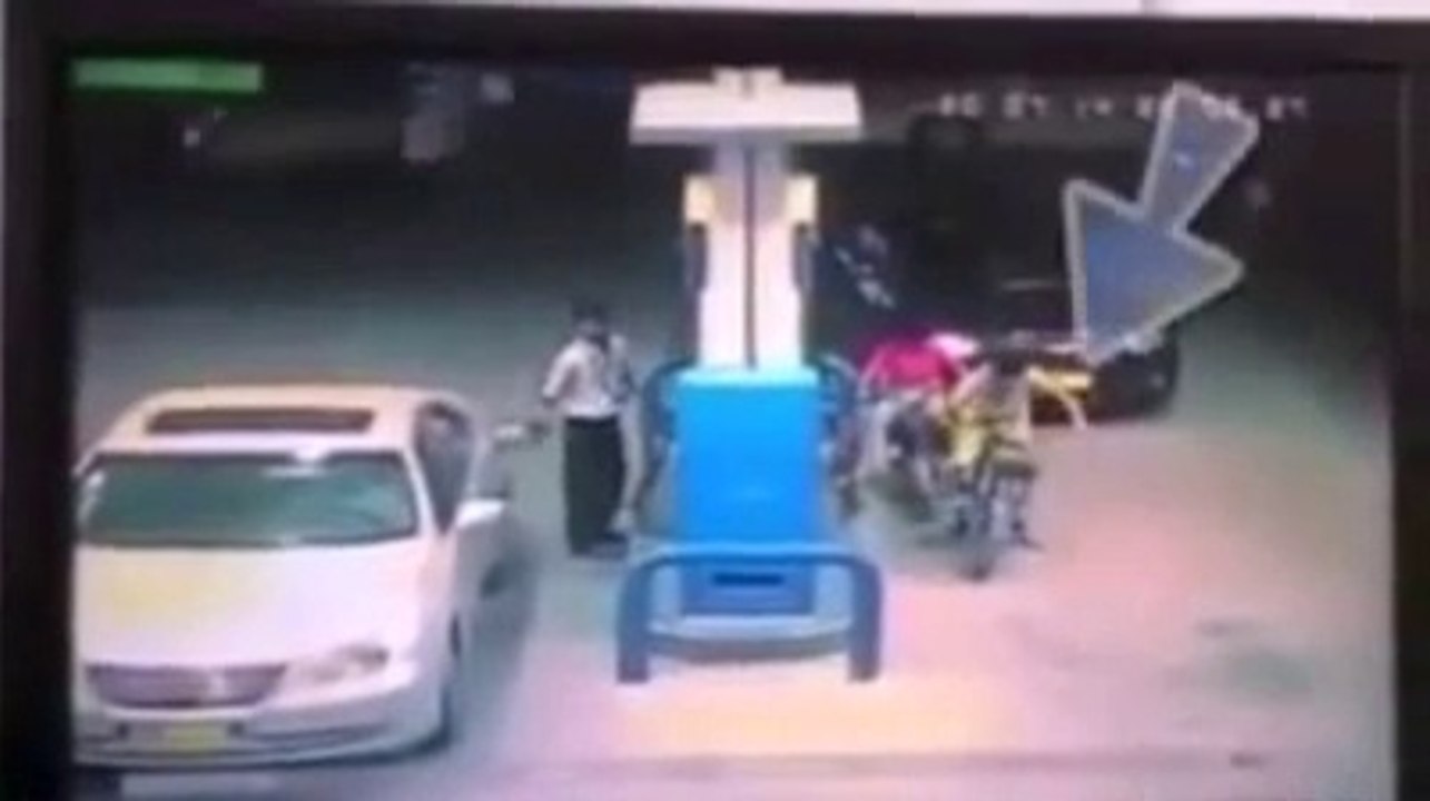 دیکھیں کار والے کی چھوٹی سی غلطی کی وجہ سے پورا پوٹرول پمپ جل گیا