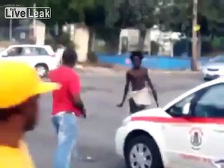 crazy guy fight police with knife