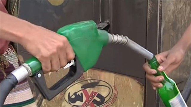 سكان عدن يعانون من نقص حاد في المحروقات