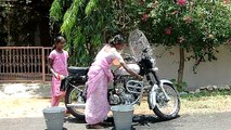 Royal Enfield Bullet Machismo 500 - Cleaning the Motorcycle