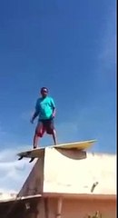 Tải video: Dumb guy surfing on a roof... Epic Fail